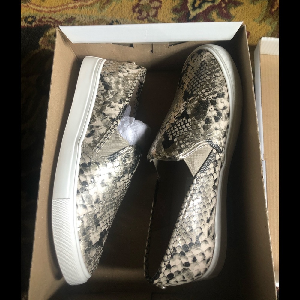 Steve madden slip on sneaker size 9.5 new in box